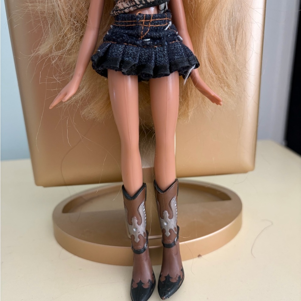 Bratz 2005 wild Wild West country Doll with Black Tan Outfit and cowboy boots - Picture 3 of 7